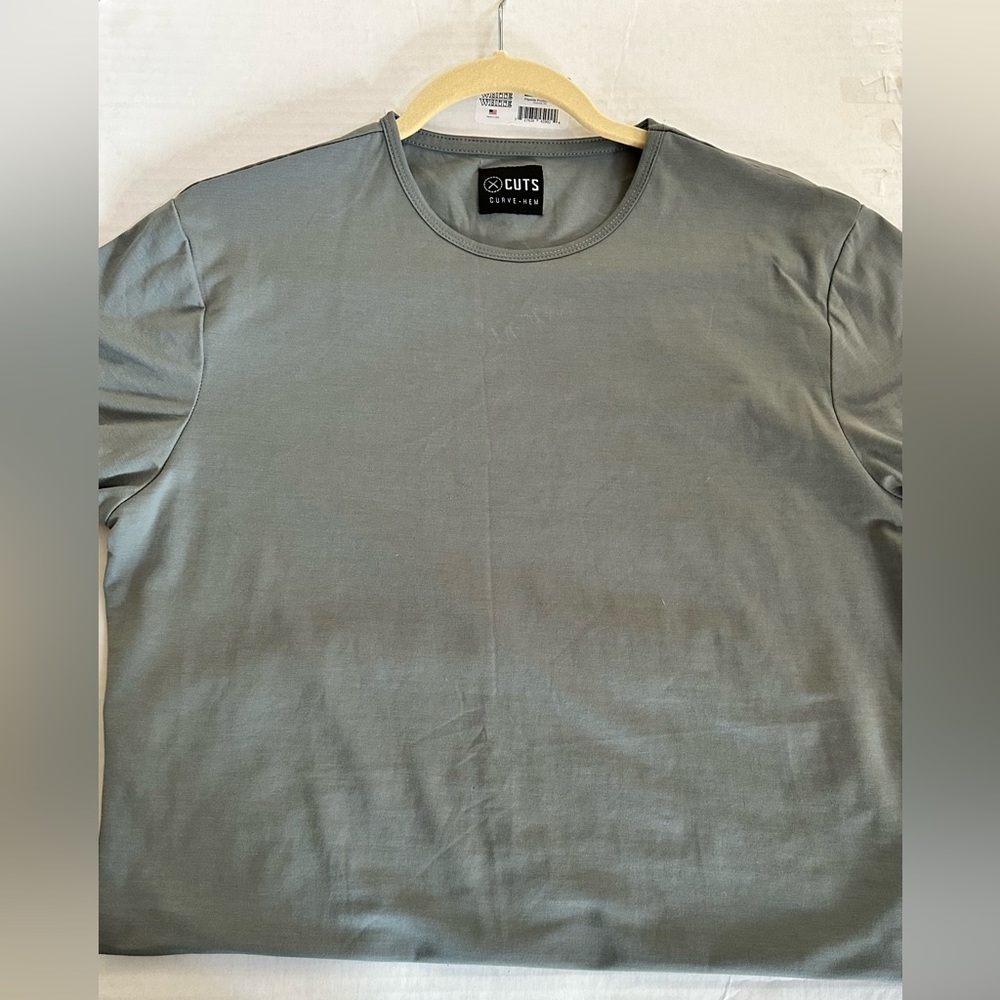 Cuts Tee Curve Hem Large never worn